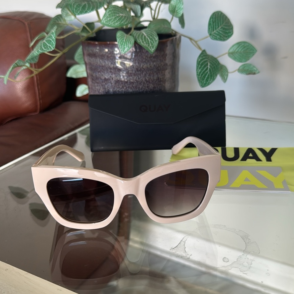 QUAY By the Way  - CHAMPAGNE - BRAND NEW - COMES WITH CASE & CLOTH